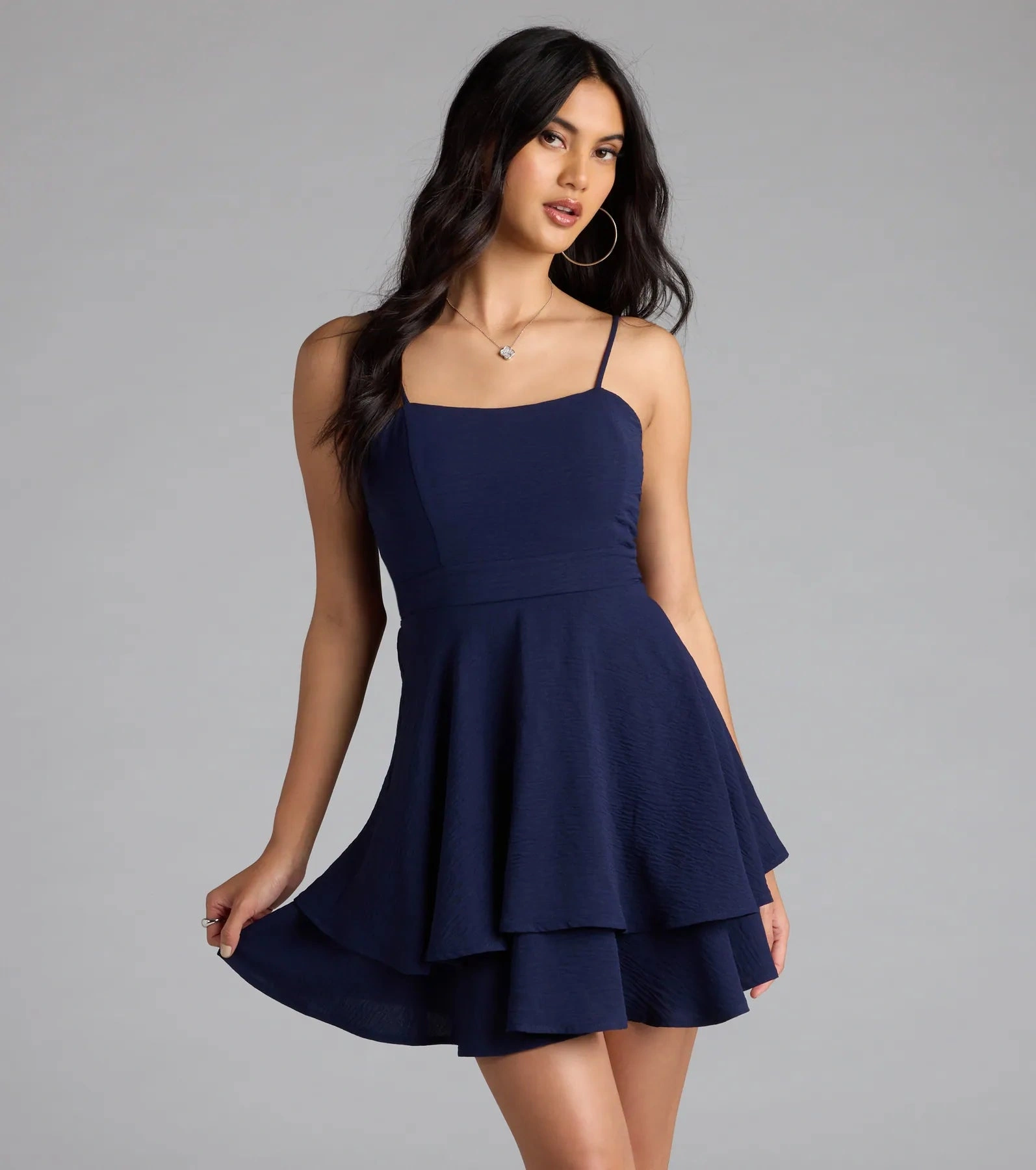 ¡Un día encantador! Vestido skater con volantes y lazo en la espalda. Elegancia y frescura para ti.