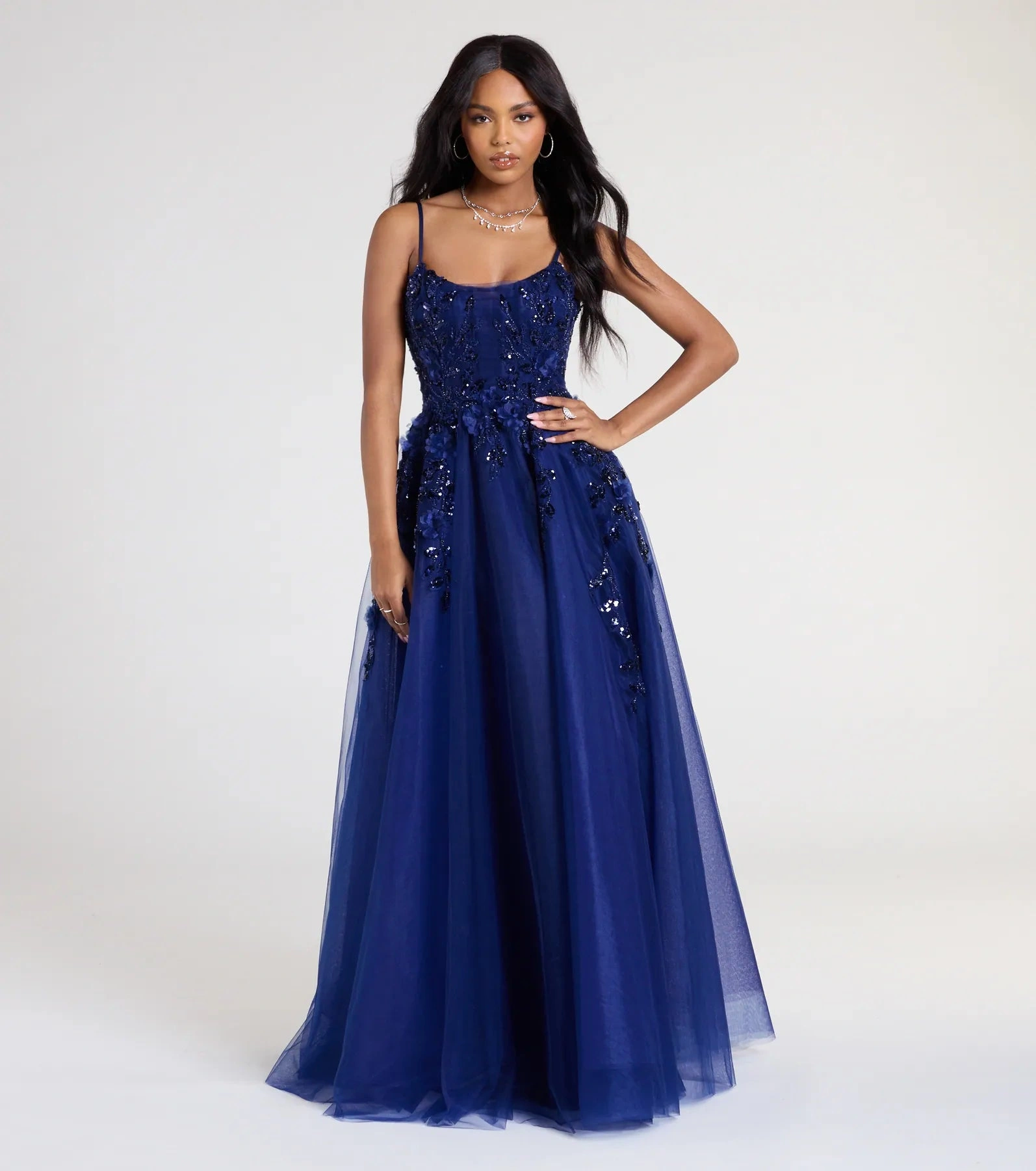 ¡Lula: Vestido de baile de tul floral con lentejuelas! Elegancia y magia para tu gran noche.