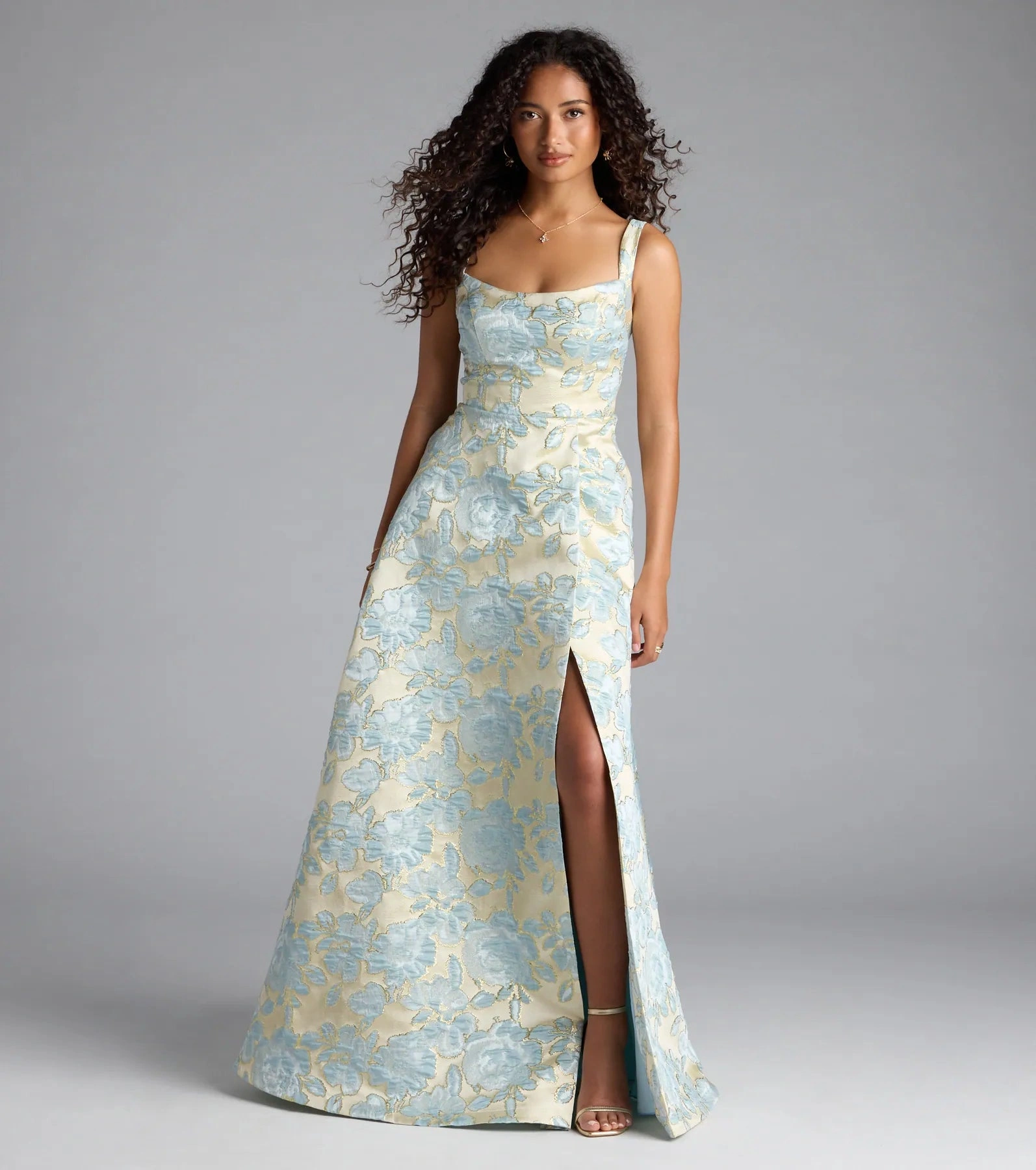 Vestido Formal Lulabelle: Encaje y Abertura Atemporal, Elegancia Única para Tu Noche Especial.